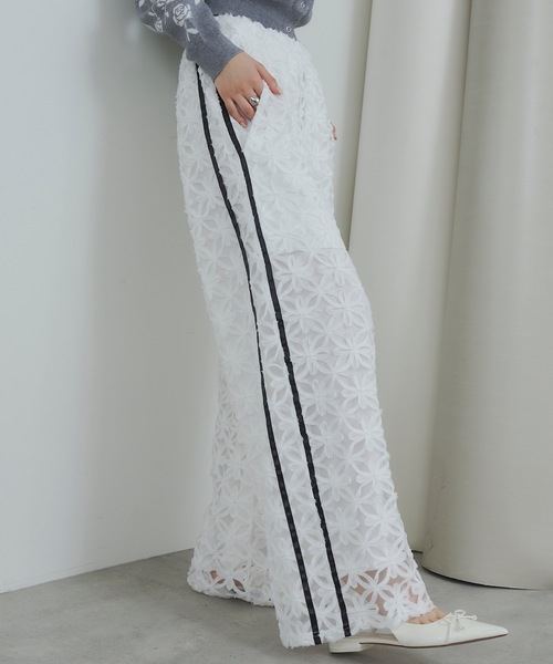 VIOLETTA(ヴィオレッタ)の「サイドラインフラワーワイドパンツ(その他パンツ・レディース・ブラック/ホワイト・M/S)」の1枚目の写真