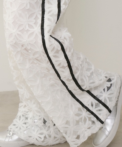 VIOLETTA(ヴィオレッタ)の「サイドラインフラワーワイドパンツ(その他パンツ・レディース・ブラック/ホワイト・M/S)」の6枚目の写真