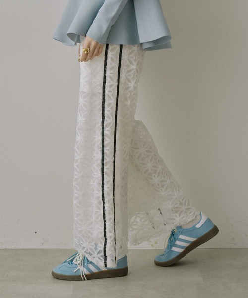 VIOLETTA(ヴィオレッタ)の「サイドラインフラワーワイドパンツ(その他パンツ・レディース・ブラック/ホワイト・M/S)」の3枚目の写真