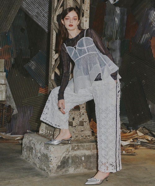 VIOLETTA(ヴィオレッタ)の「サイドラインフラワーワイドパンツ(その他パンツ・レディース・ブラック/ホワイト・M/S)」の4枚目の写真