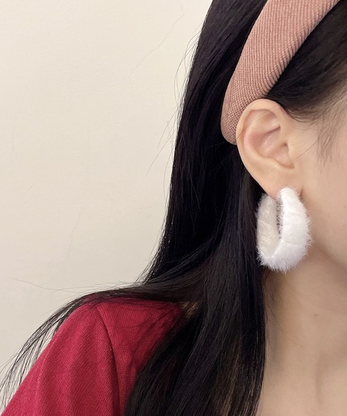 LA VORAGINE(ラ ヴォラジネ)の「ファーピアス(ピアス(両耳用)・レディース・ホワイト・FREE)」の4枚目の写真