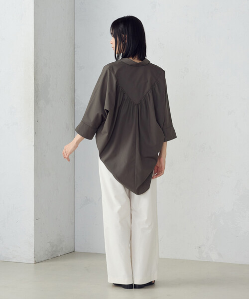 COMME CA ISM（コムサイズム）の「バックデザイン　ニュアンス　オーバーサイズシャツ（シャツ/ブラウス・レディース・ホワイト/ダークブラウン・FREE）」の5枚目の写真