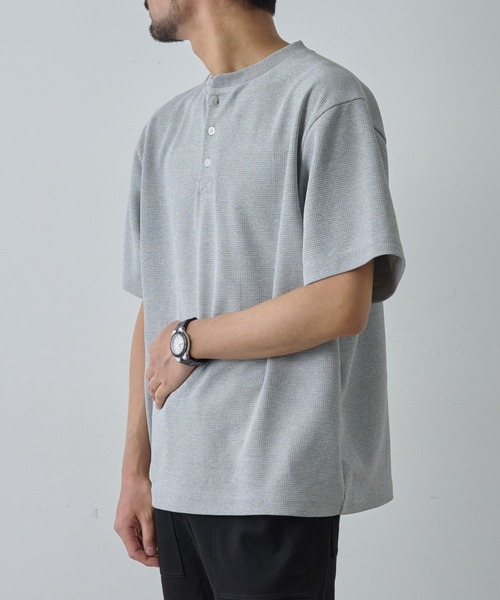 COLONY 2139（コロニートゥーワンスリーナイン）の「ワッフルヘンリーネックTEE（Tシャツ/カットソー・メンズ・ブラック/ホワイト/グレー・MEDIUM/LARGE）」の22枚目の写真