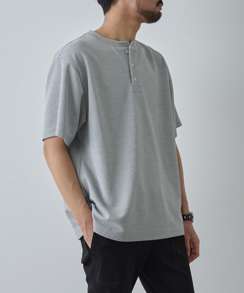 COLONY 2139（コロニートゥーワンスリーナイン）の「ワッフルヘンリーネックTEE（Tシャツ/カットソー・メンズ・ブラック/ホワイト/グレー・MEDIUM/LARGE）」の20枚目の写真