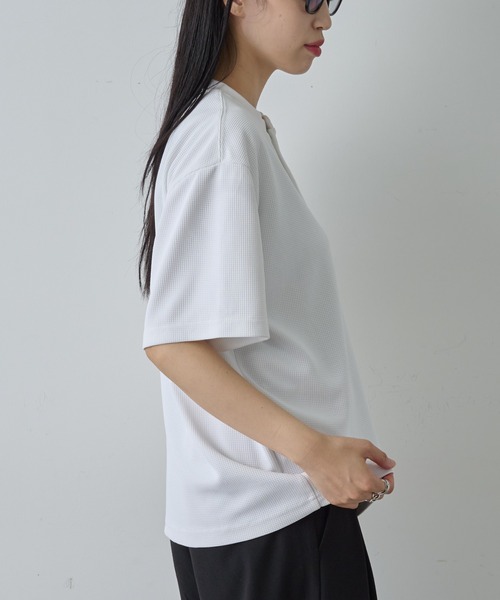 COLONY 2139（コロニートゥーワンスリーナイン）の「ワッフルヘンリーネックTEE（Tシャツ/カットソー・メンズ・ブラック/ホワイト/グレー・MEDIUM/LARGE）」の16枚目の写真