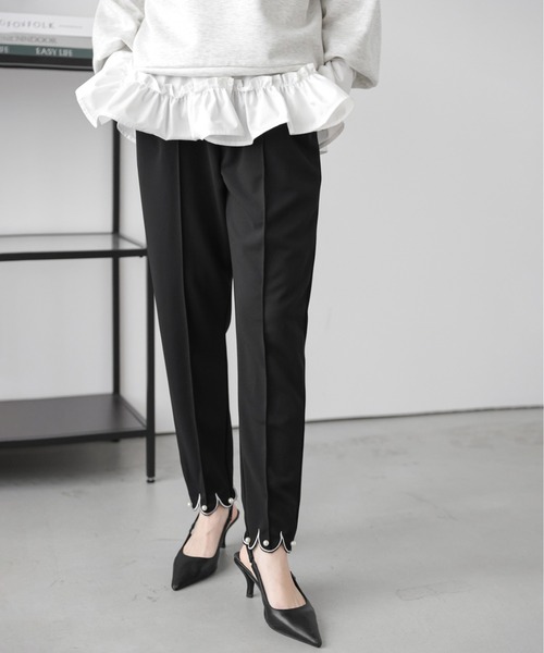 La-gemme(ラジェム)の「パール付き 裾スカラップパンツ(その他パンツ・レディース・ベージュ/ネイビー/ブラック・フリー)」の1枚目の写真
