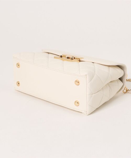 CHARLES & KEITH（チャールズ & キース）の「Alva アルヴァ キルトチェーンストラップトップハンドルバッグ（ハンドバッグ・レディース・ブルーグラス/クリーム/ブラック・S）」の18枚目の写真