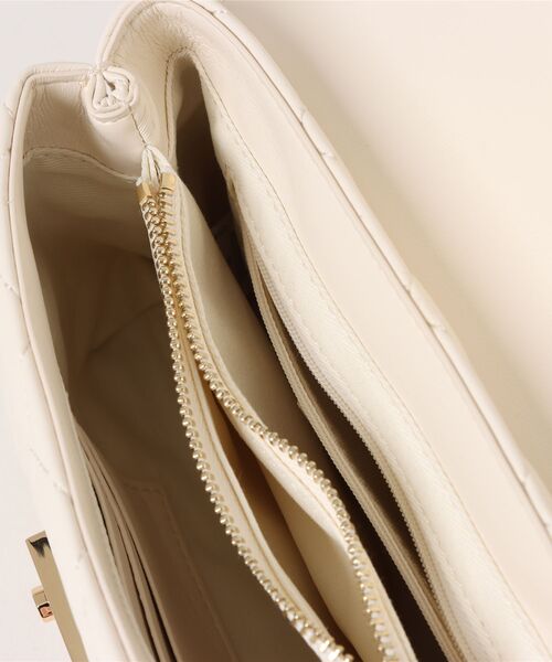 CHARLES & KEITH（チャールズ & キース）の「Alva アルヴァ キルトチェーンストラップトップハンドルバッグ（ハンドバッグ・レディース・ブルーグラス/クリーム/ブラック・S）」の19枚目の写真