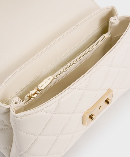 CHARLES & KEITH（チャールズ & キース）の「Alva アルヴァ キルトチェーンストラップトップハンドルバッグ（ハンドバッグ・レディース・ブルーグラス/クリーム/ブラック・S）」の17枚目の写真