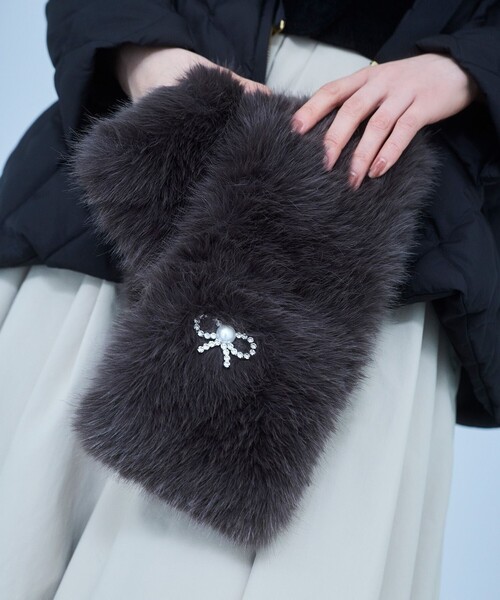 TOCCA（トッカ）の「BIJOUX RIBBON FURTIPPET ティペット（マフラー・レディース・アイボリー系/ライトグレー系・F）」の2枚目の写真