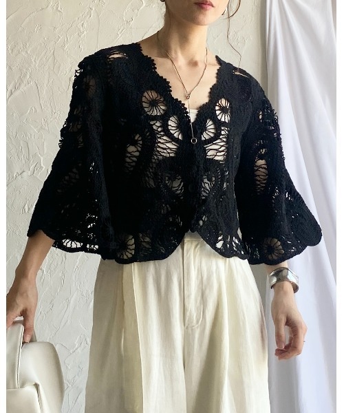 She's Closet（シーズクローゼット）の「半端袖 ショート丈 Vネック かぎ針 クロシェ編みカーディガン（カーディガン/ボレロ・レディース・アイボリー/ブラック・FREE）」の4枚目の写真