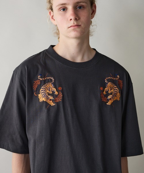 rehacer（レアセル）の「rehacer : Souvenir Tiger  Relax Fit T-shirt  / スーベニアタイガー リラックス フィット Tシャツ（Tシャツ/カットソー・メンズ・スミクロ/ホワイト/グリーン・SMALL/MEDIUM/LARGE/X-LARGE）」の2枚目の写真