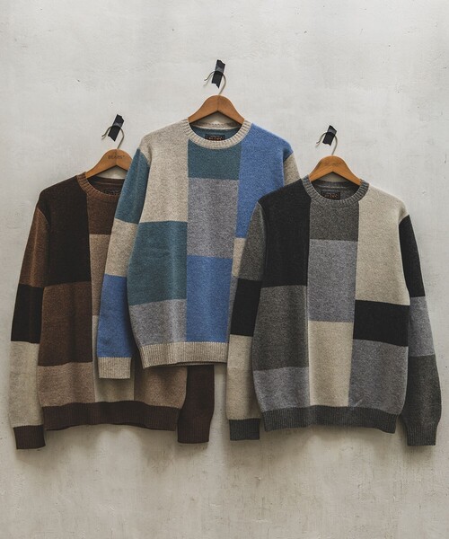 BEAMS PLUS(ビームスプラス)の「ブロック パターン インターシャ クルーネック ニット(ニット/セーター・メンズ・グレー/ブラウン/サックスブルー・S/M/L)」の4枚目の写真