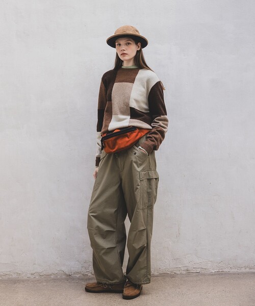 BEAMS PLUS(ビームスプラス)の「ブロック パターン インターシャ クルーネック ニット(ニット/セーター・メンズ・グレー/ブラウン/サックスブルー・S/M/L)」の5枚目の写真