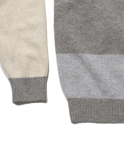 BEAMS PLUS(ビームスプラス)の「ブロック パターン インターシャ クルーネック ニット(ニット/セーター・メンズ・グレー/ブラウン/サックスブルー・S/M/L)」の9枚目の写真