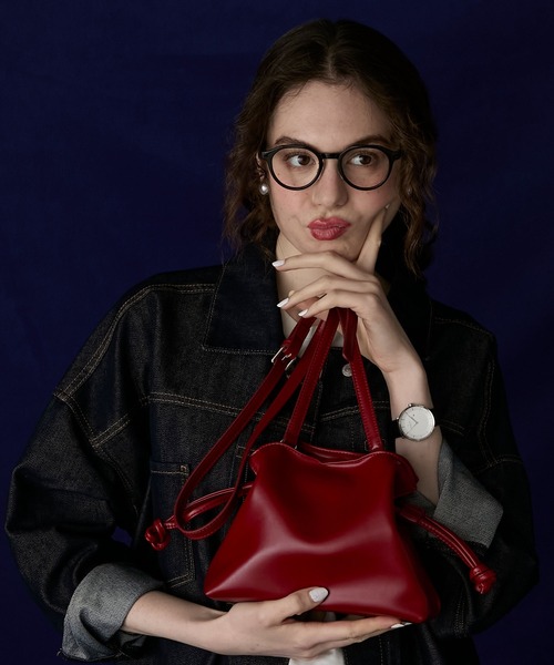 BONLECILL Marche(ボンルシールマルシェ)の「【BONLECILL Marche】《マチあり》巾着バッグ/ショルダーバッグ(ショルダーバッグ・レディース・アイボリー/ブラック/レッド・FREE)」の1枚目の写真