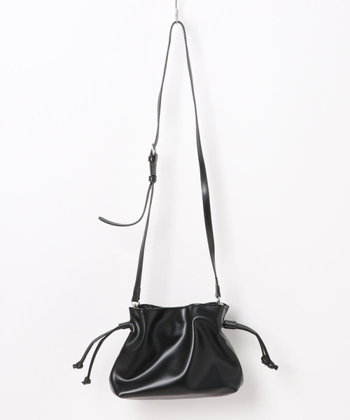 BONLECILL Marche(ボンルシールマルシェ)の「【BONLECILL Marche】《マチあり》巾着バッグ/ショルダーバッグ(ショルダーバッグ・レディース・アイボリー/ブラック/レッド・FREE)」の4枚目の写真