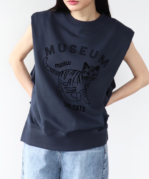 Three Four Time（ｽﾘｰﾌｫｰﾀｲﾑ）の「ネコトラフロッキープリントプルオーバー（Tシャツ/カットソー・レディース・グレー/ネイビー・FREE）」の2枚目の写真