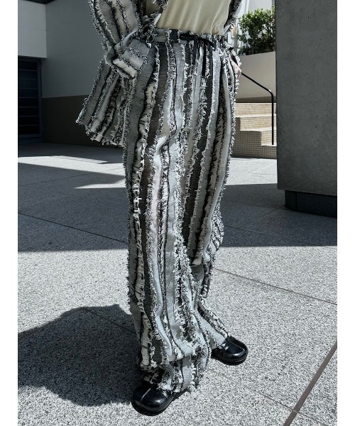 ELCHELE(エルチェレ)の「STRIPE JQ STRAIGHT PANTS(その他パンツ・レディース・ホワイト/マルチ・38/36)」の2枚目の写真