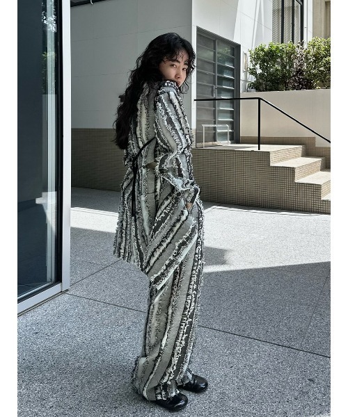 ELCHELE(エルチェレ)の「STRIPE JQ STRAIGHT PANTS(その他パンツ・レディース・ホワイト/マルチ・38/36)」の4枚目の写真