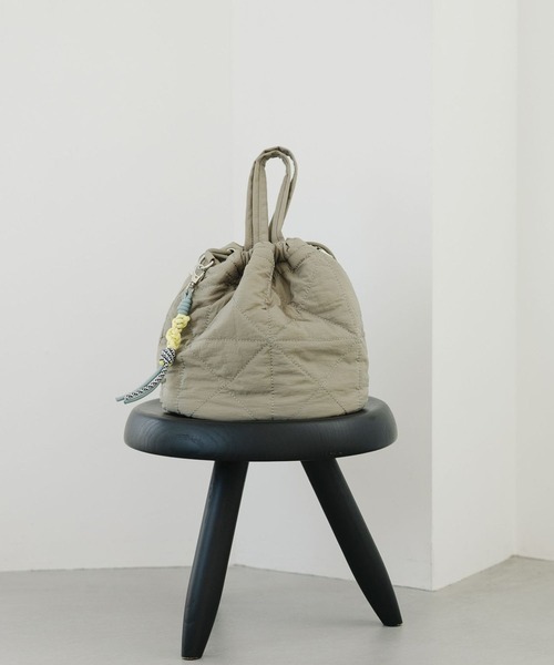 GLOBAL WORK(グローバルワーク)の「キルティング巾着バッグ/577384(ハンドバッグ・レディース・ブラック/シルバー/グリーン/ホワイト/グレー・ONE SIZE)」の5枚目の写真