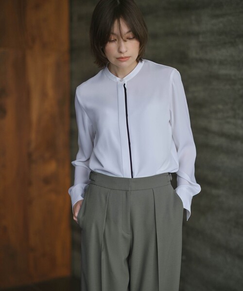 ICB(アイシービー)の「BackSatinAmunzen バンドカラーブラウス(シャツ/ブラウス・レディース・ブラック系5/アイボリー系/ブラック系3/サックスブルー系/ライトイエロー系5/ローズ系/ブラック系/ブラック系8/ベージュ系その他/スモーキーグリーン系/ブラック系その他・X-LARGE/LARGE)」の16枚目の写真