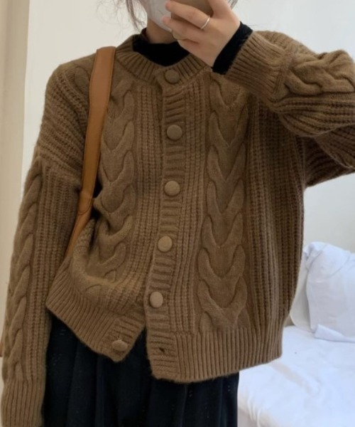 cammie(キャミー)の「ケーブル模様丸ボタンニットカーディガン(カーディガン/ボレロ・レディース・ホワイト/ブラック/ブルー/マスタード/ブラウン・FREE)」の10枚目の写真