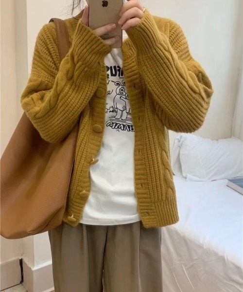 cammie(キャミー)の「ケーブル模様丸ボタンニットカーディガン(カーディガン/ボレロ・レディース・ホワイト/ブラック/ブルー/マスタード/ブラウン・FREE)」の6枚目の写真