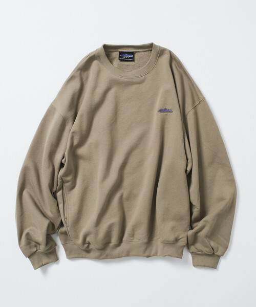 FREAK'S STORE(フリークスストア)の「限定展開 THOUSAND MILE/サウザンドマイル THOUSAND MILE×FREAK'S STORE/サウザンドマイル 別注 ビッグシルエット ワンポイント刺繍 クルーネック スウェット(スウェット・メンズ・チャコールグレー/ブラック/ベージュ/グレー・LARGE/MEDIUM/SMALL)」の4枚目の写真