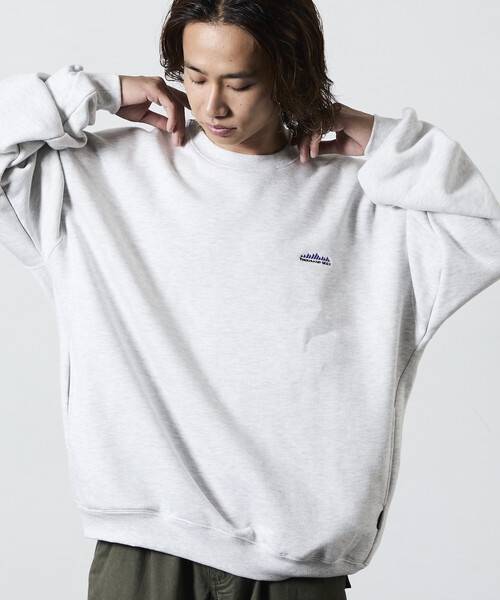 FREAK'S STORE(フリークスストア)の「限定展開 THOUSAND MILE/サウザンドマイル THOUSAND MILE×FREAK'S STORE/サウザンドマイル 別注 ビッグシルエット ワンポイント刺繍 クルーネック スウェット(スウェット・メンズ・チャコールグレー/ブラック/ベージュ/グレー・LARGE/MEDIUM/SMALL)」の3枚目の写真