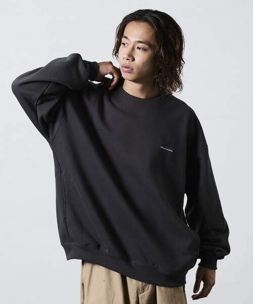FREAK'S STORE(フリークスストア)の「限定展開 THOUSAND MILE/サウザンドマイル THOUSAND MILE×FREAK'S STORE/サウザンドマイル 別注 ビッグシルエット ワンポイント刺繍 クルーネック スウェット(スウェット・メンズ・チャコールグレー/ブラック/ベージュ/グレー・LARGE/MEDIUM/SMALL)」の2枚目の写真