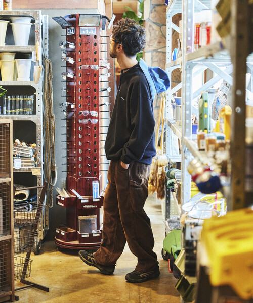 FREAK'S STORE(フリークスストア)の「限定展開 THOUSAND MILE/サウザンドマイル THOUSAND MILE×FREAK'S STORE/サウザンドマイル 別注 ビッグシルエット ワンポイント刺繍 クルーネック スウェット(スウェット・メンズ・チャコールグレー/ブラック/ベージュ/グレー・LARGE/MEDIUM/SMALL)」の7枚目の写真