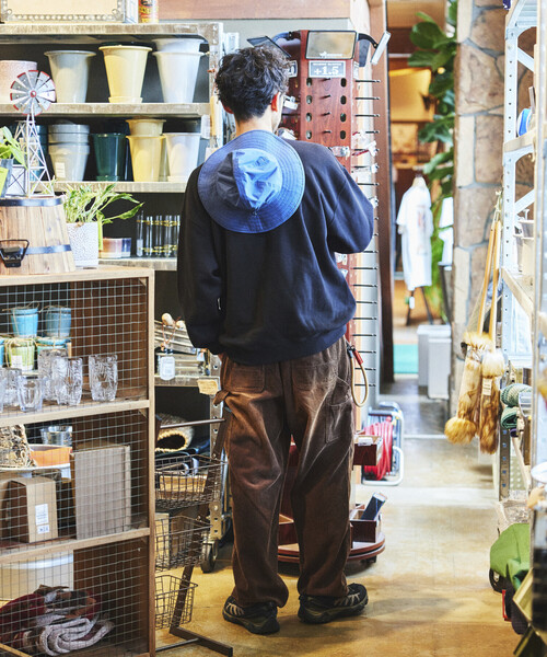 FREAK'S STORE(フリークスストア)の「限定展開 THOUSAND MILE/サウザンドマイル THOUSAND MILE×FREAK'S STORE/サウザンドマイル 別注 ビッグシルエット ワンポイント刺繍 クルーネック スウェット(スウェット・メンズ・チャコールグレー/ブラック/ベージュ/グレー・LARGE/MEDIUM/SMALL)」の8枚目の写真