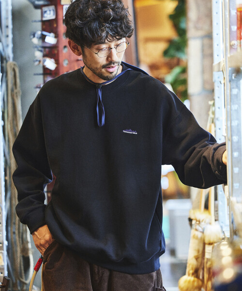 FREAK'S STORE(フリークスストア)の「限定展開 THOUSAND MILE/サウザンドマイル THOUSAND MILE×FREAK'S STORE/サウザンドマイル 別注 ビッグシルエット ワンポイント刺繍 クルーネック スウェット(スウェット・メンズ・チャコールグレー/ブラック/ベージュ/グレー・LARGE/MEDIUM/SMALL)」の6枚目の写真