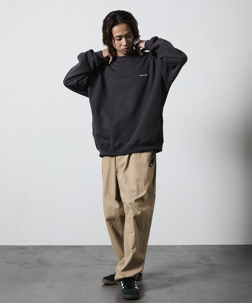 FREAK'S STORE(フリークスストア)の「限定展開 THOUSAND MILE/サウザンドマイル THOUSAND MILE×FREAK'S STORE/サウザンドマイル 別注 ビッグシルエット ワンポイント刺繍 クルーネック スウェット(スウェット・メンズ・チャコールグレー/ブラック/ベージュ/グレー・LARGE/MEDIUM/SMALL)」の17枚目の写真