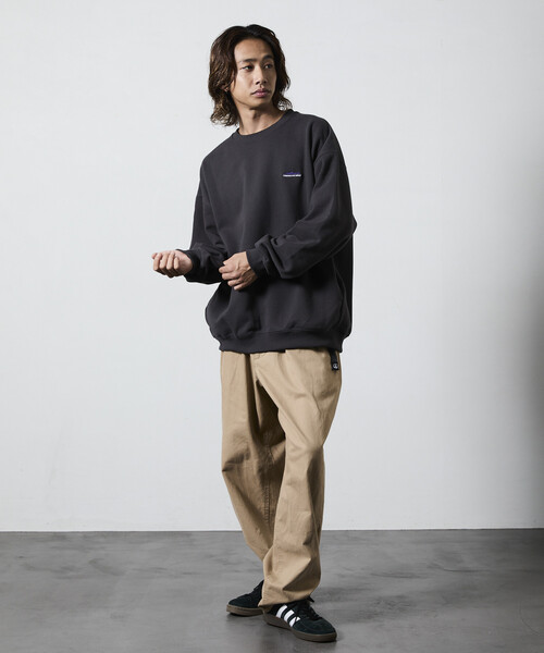 FREAK'S STORE(フリークスストア)の「限定展開 THOUSAND MILE/サウザンドマイル THOUSAND MILE×FREAK'S STORE/サウザンドマイル 別注 ビッグシルエット ワンポイント刺繍 クルーネック スウェット(スウェット・メンズ・チャコールグレー/ブラック/ベージュ/グレー・LARGE/MEDIUM/SMALL)」の13枚目の写真