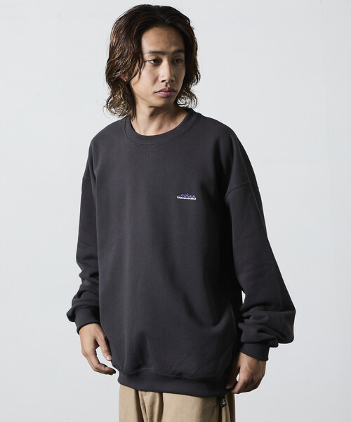 FREAK'S STORE(フリークスストア)の「限定展開 THOUSAND MILE/サウザンドマイル THOUSAND MILE×FREAK'S STORE/サウザンドマイル 別注 ビッグシルエット ワンポイント刺繍 クルーネック スウェット(スウェット・メンズ・チャコールグレー/ブラック/ベージュ/グレー・LARGE/MEDIUM/SMALL)」の10枚目の写真