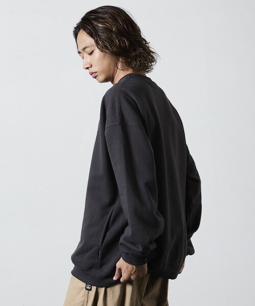 FREAK'S STORE(フリークスストア)の「限定展開 THOUSAND MILE/サウザンドマイル THOUSAND MILE×FREAK'S STORE/サウザンドマイル 別注 ビッグシルエット ワンポイント刺繍 クルーネック スウェット(スウェット・メンズ・チャコールグレー/ブラック/ベージュ/グレー・LARGE/MEDIUM/SMALL)」の15枚目の写真