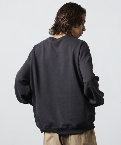 FREAK'S STORE(フリークスストア)の「限定展開 THOUSAND MILE/サウザンドマイル THOUSAND MILE×FREAK'S STORE/サウザンドマイル 別注 ビッグシルエット ワンポイント刺繍 クルーネック スウェット(スウェット・メンズ・チャコールグレー/ブラック/ベージュ/グレー・LARGE/MEDIUM/SMALL)」の21枚目の写真