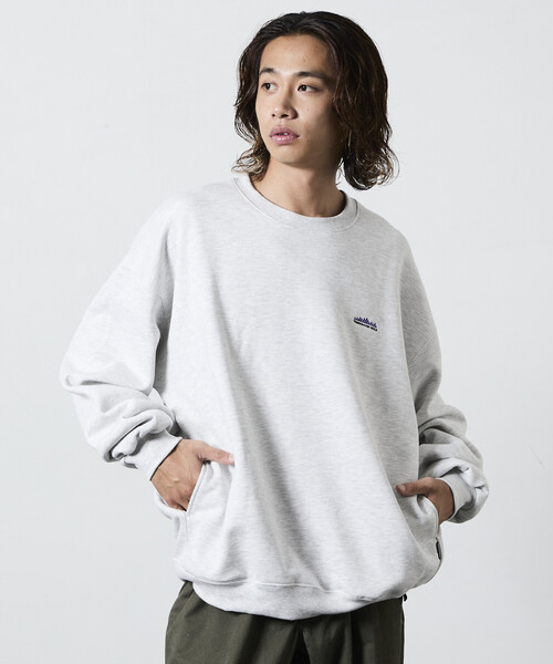 FREAK'S STORE(フリークスストア)の「限定展開 THOUSAND MILE/サウザンドマイル THOUSAND MILE×FREAK'S STORE/サウザンドマイル 別注 ビッグシルエット ワンポイント刺繍 クルーネック スウェット(スウェット・メンズ・チャコールグレー/ブラック/ベージュ/グレー・LARGE/MEDIUM/SMALL)」の19枚目の写真