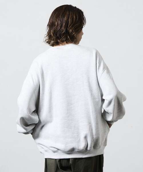 FREAK'S STORE(フリークスストア)の「限定展開 THOUSAND MILE/サウザンドマイル THOUSAND MILE×FREAK'S STORE/サウザンドマイル 別注 ビッグシルエット ワンポイント刺繍 クルーネック スウェット(スウェット・メンズ・チャコールグレー/ブラック/ベージュ/グレー・LARGE/MEDIUM/SMALL)」の20枚目の写真