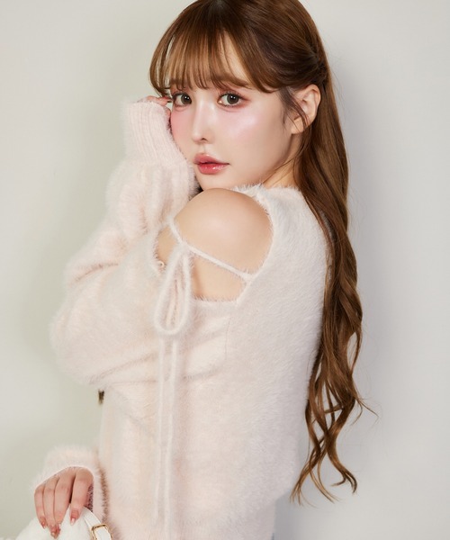 one after another NICE CLAUP（ワンアフターアナザーナイスクラップ）の「肩あきリボンフェザーニット（ニット/セーター・レディース・ベージュ/アイボリー/ブラック/ピンク・FREE）」の4枚目の写真