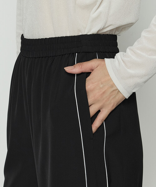 K.T KIYOKO TAKASE（キヨコタカセ）の「ツイルストレッチサイドライントラックパンツ（その他パンツ・レディース・ベージュ/ブラック・FREE）」の14枚目の写真