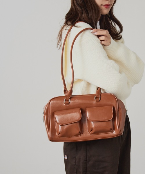AO2(アオズ)の「Faux Leather 2-Way Shoulder Bag / フェイクレザー 2WAY フラップポケット ショルダーバッグ(ショルダーバッグ・レディース・ホワイト/ブラック/レッド/キャメル・FREE)」の1枚目の写真