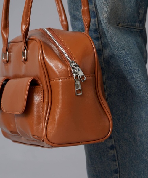 AO2(アオズ)の「Faux Leather 2-Way Shoulder Bag / フェイクレザー 2WAY フラップポケット ショルダーバッグ(ショルダーバッグ・レディース・ホワイト/ブラック/レッド/キャメル・FREE)」の9枚目の写真