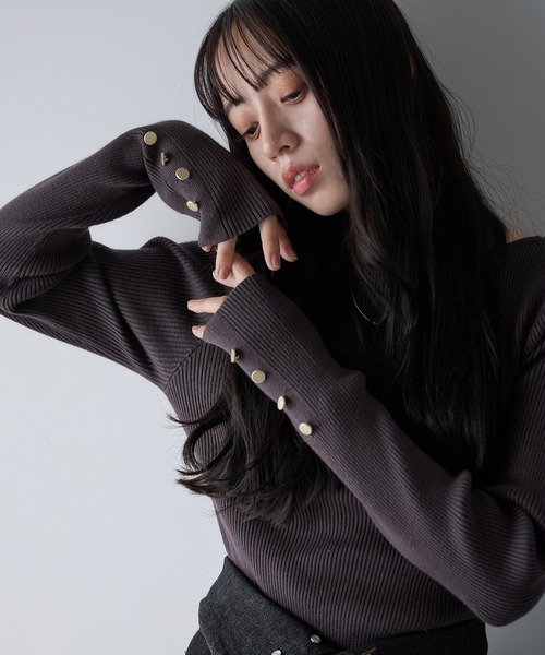 SOELA(ソエラ)の「ボートネック袖金ボタンニット/A(ニット/セーター・レディース・ネイビー/モカ/グレー系その他/ブラック/オフホワイト/チャコールグレー/ボルドー・M)」の4枚目の写真
