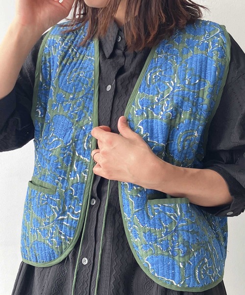 AS KNOW AS plus(アズノゥアズプラス)の「ブロックプリント キルティングベスト(ベスト・レディース・イエロー系/ブルー系/アイボリー系/ピンク系・FREE)」の3枚目の写真