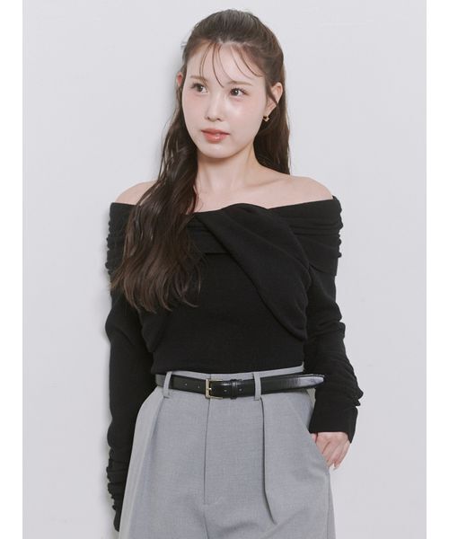 Stylevoice for xxx（スタイルヴォイスフォー）の「＜Harukiさんコラボ＞クロスオフショルダーギャザースリーブニット（ニット/セーター・レディース・ホワイト/グレー/ブラック・F）」の2枚目の写真