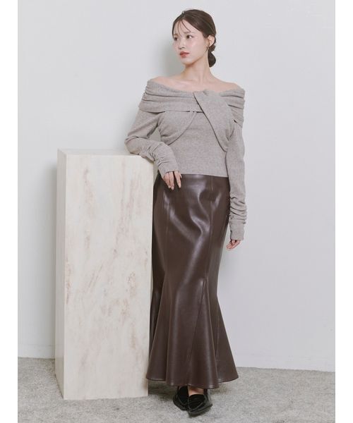 Stylevoice for xxx（スタイルヴォイスフォー）の「＜Harukiさんコラボ＞クロスオフショルダーギャザースリーブニット（ニット/セーター・レディース・ホワイト/グレー/ブラック・F）」の4枚目の写真