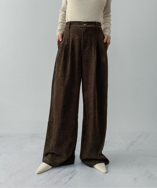 on:nue（オンニュ）の「【on:nue】[3色展開/3サイズ展開] デニムライク起毛タックパンツ（その他パンツ・レディース・ブラック/ブルー/ブラウン・SMALL/MEDIUM/LARGE）」の2枚目の写真